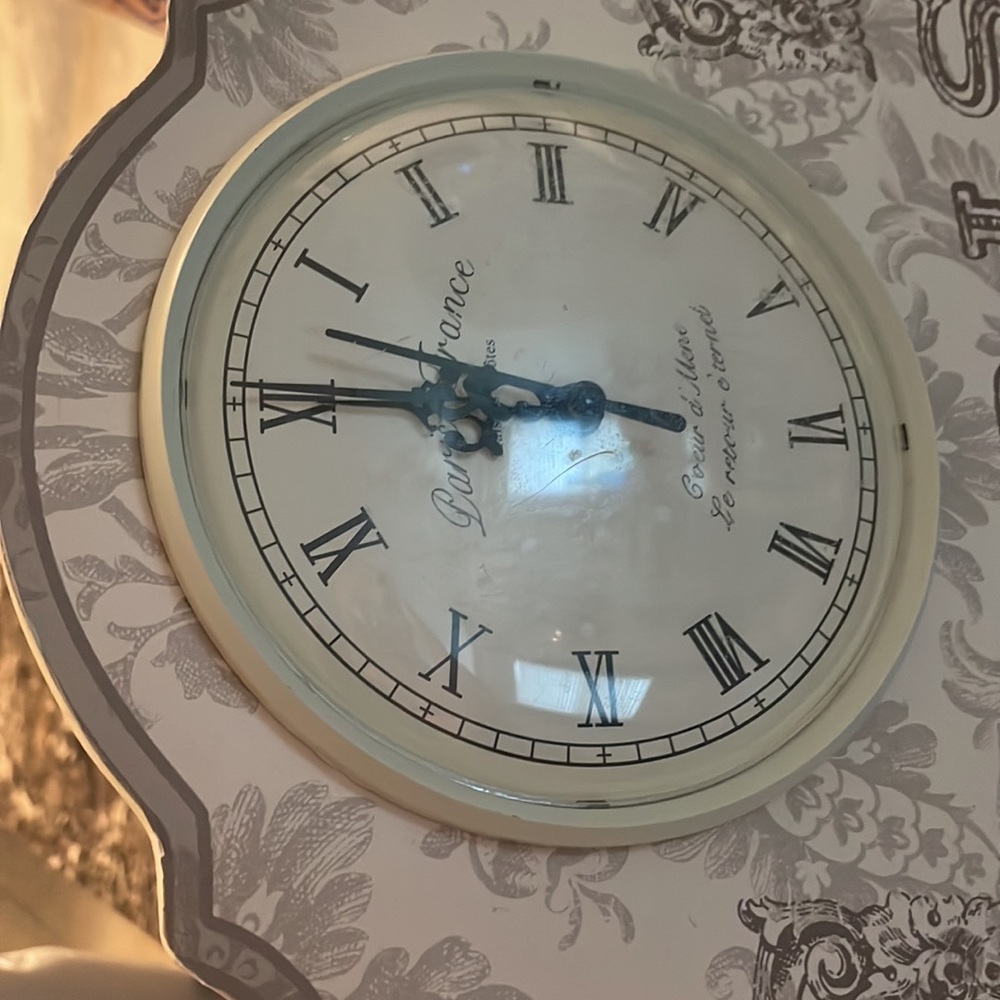 Paris clock on stand - Picture 3 of 4